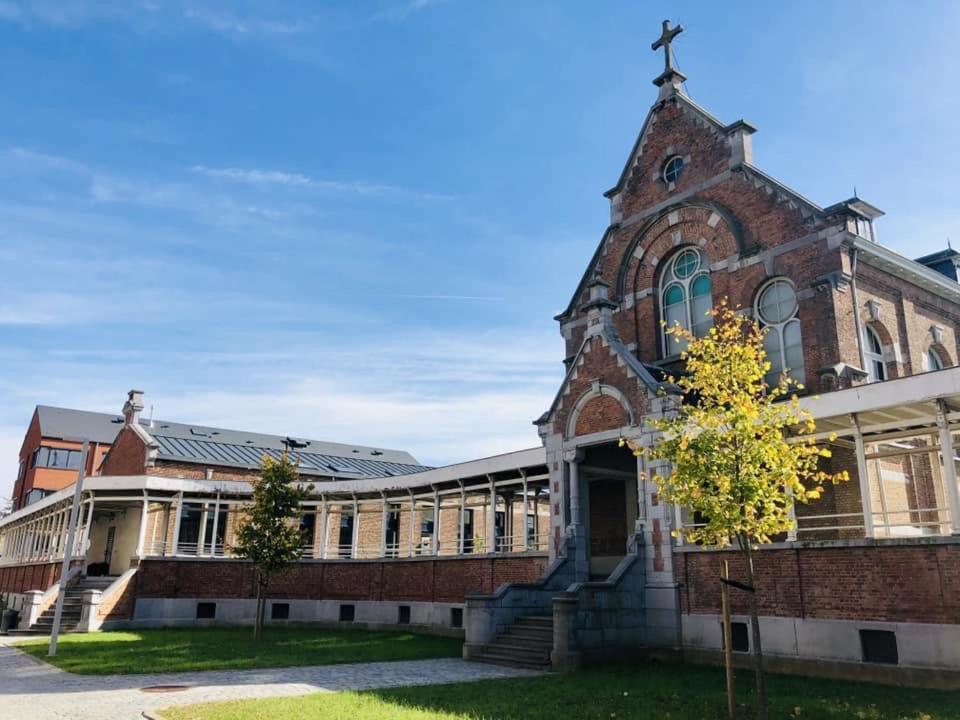 Les Chambres Atypiques De Nico Bush - Parking Securise Velos Tournai Exteriör bild